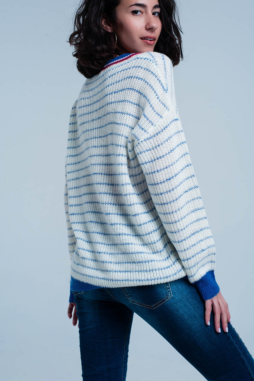 Maglione a righe blu con scollo a V