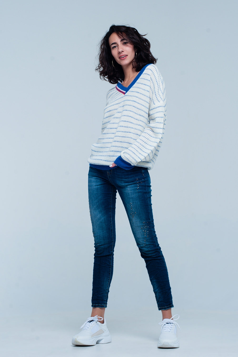 Maglione a righe blu con scollo a V
