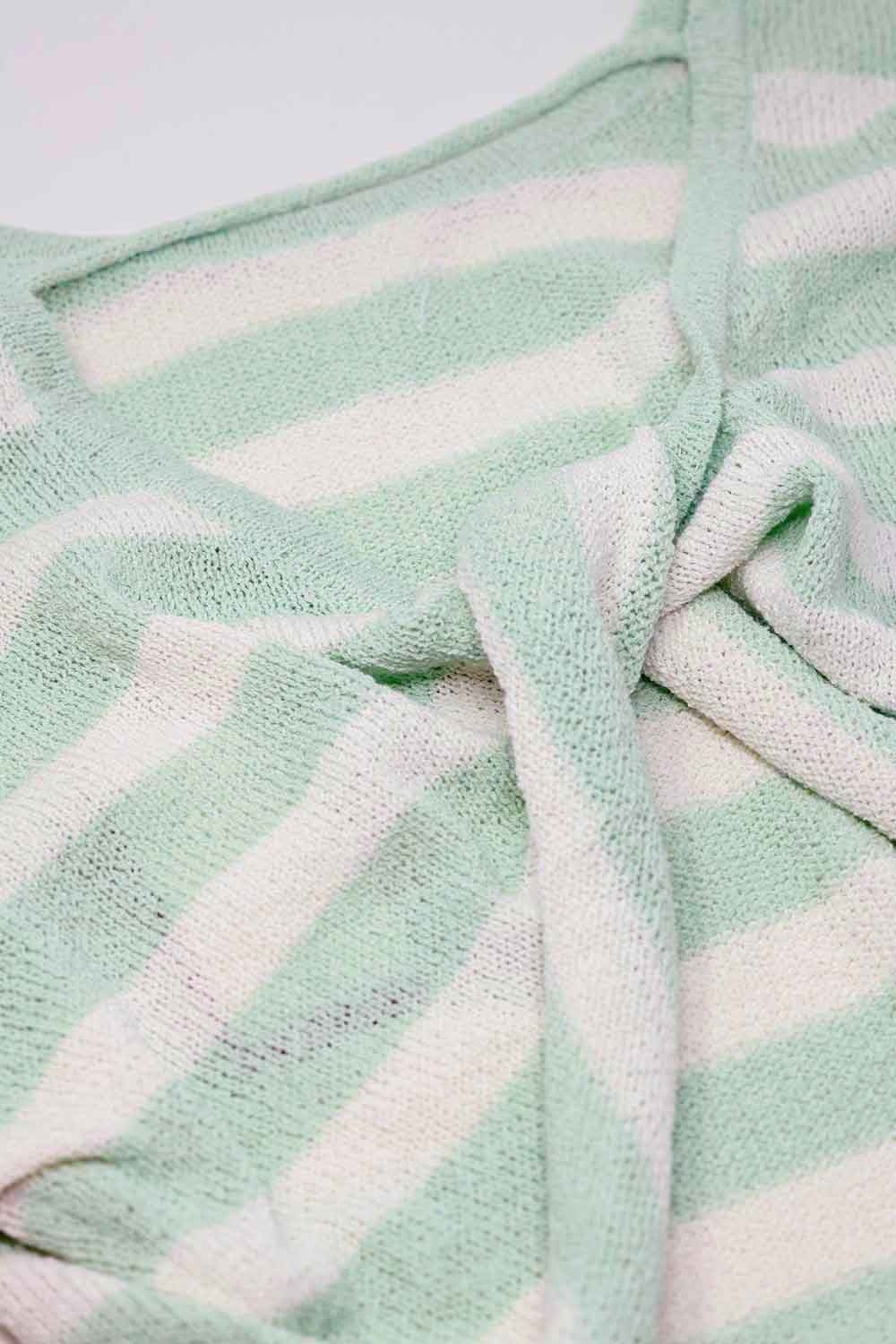 Maglione a righe con dettaglio nodo sul retro