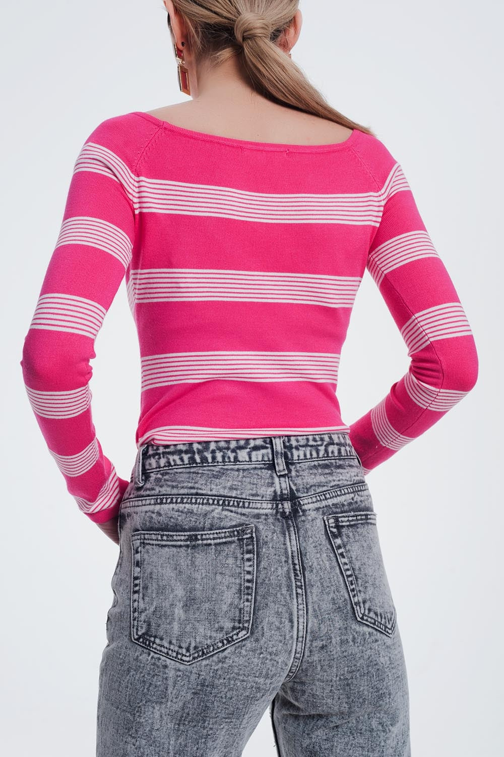 Maglione a righe con scollo a barca fucsia