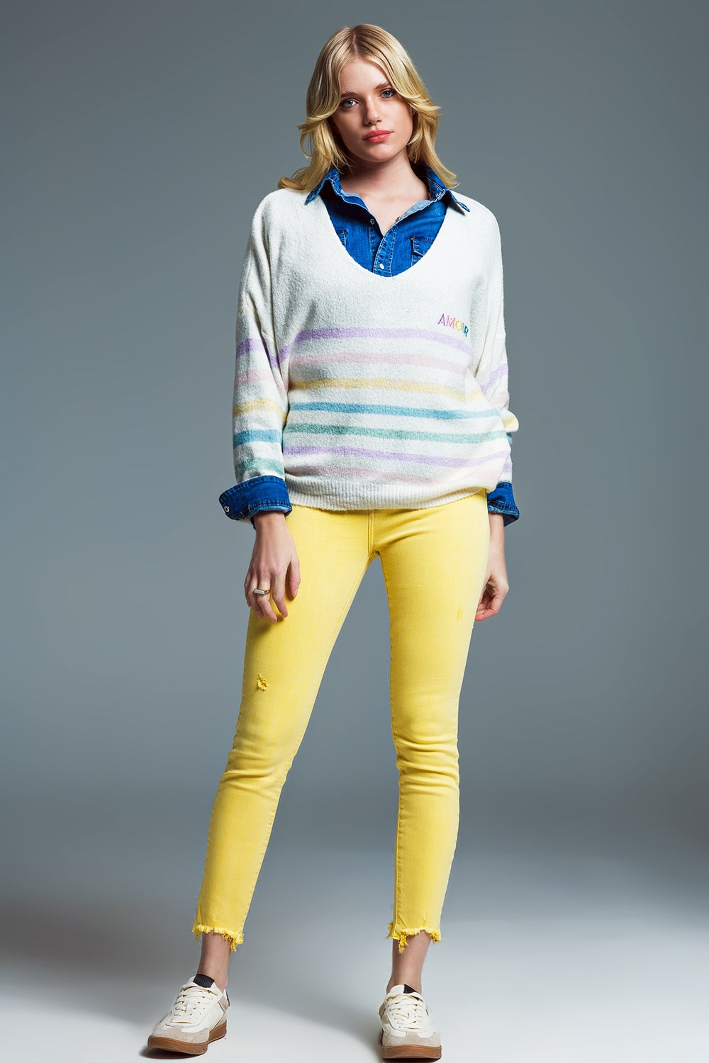 Maglione a righe con scollo profondo a V nei colori pastello e ricamo Amour