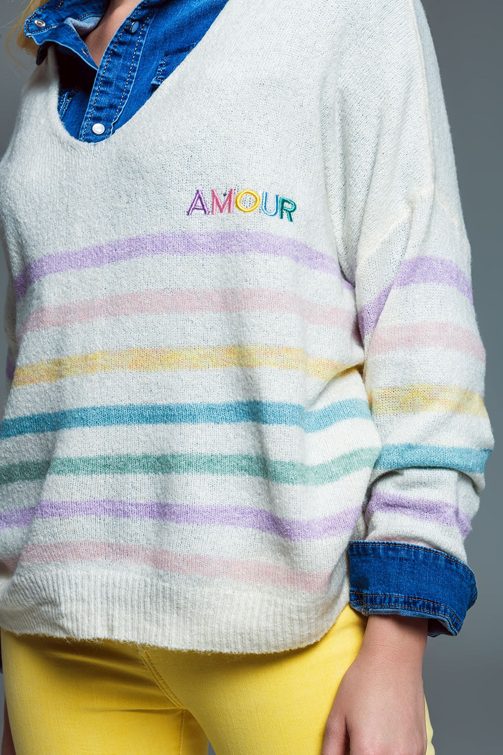 Maglione a righe con scollo profondo a V nei colori pastello e ricamo Amour
