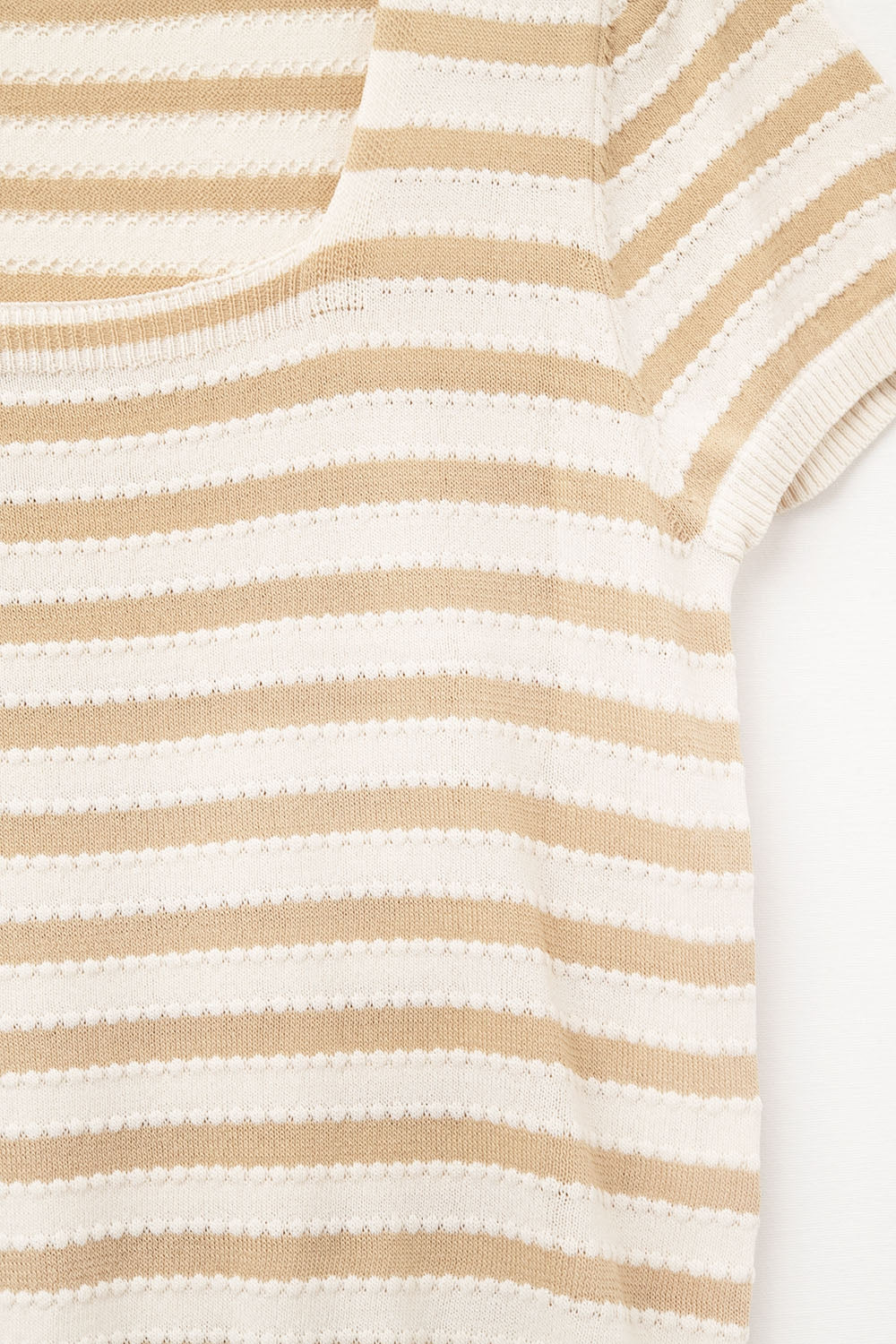 Maglione a righe con scollo quadrato in beige e cammello
