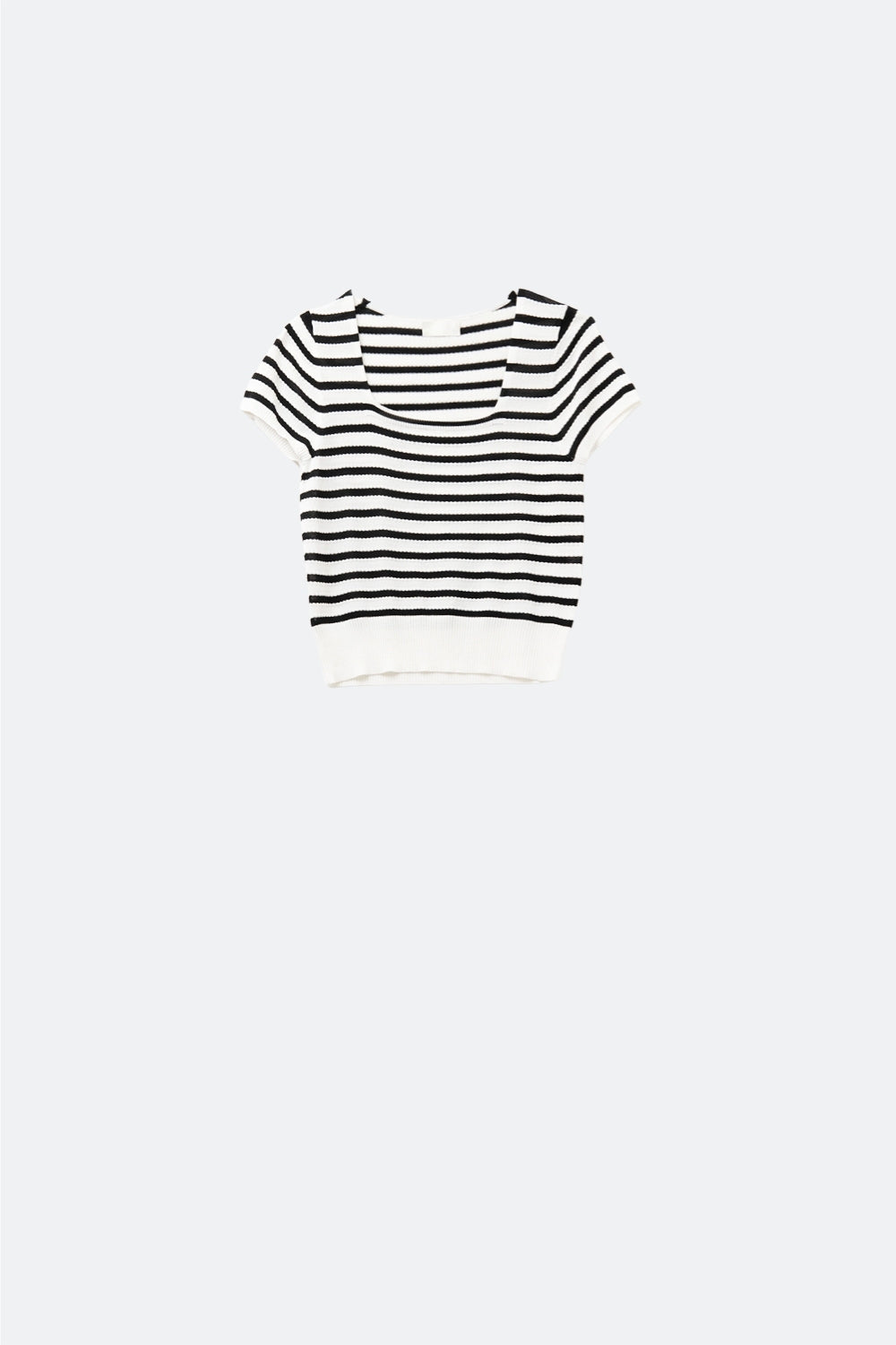 Maglione a righe con scollo quadrato in bianco e nero