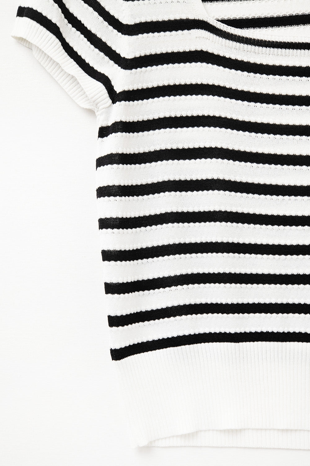 Maglione a righe con scollo quadrato in bianco e nero