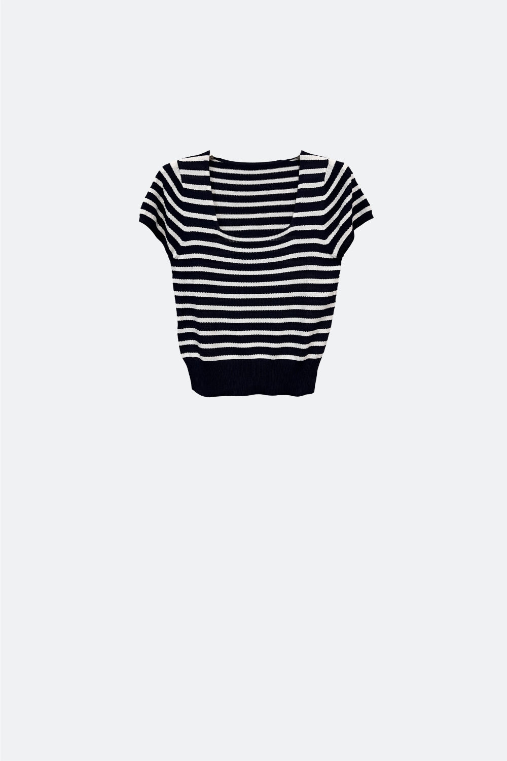 Maglione a righe con scollo quadrato in bianco e nero