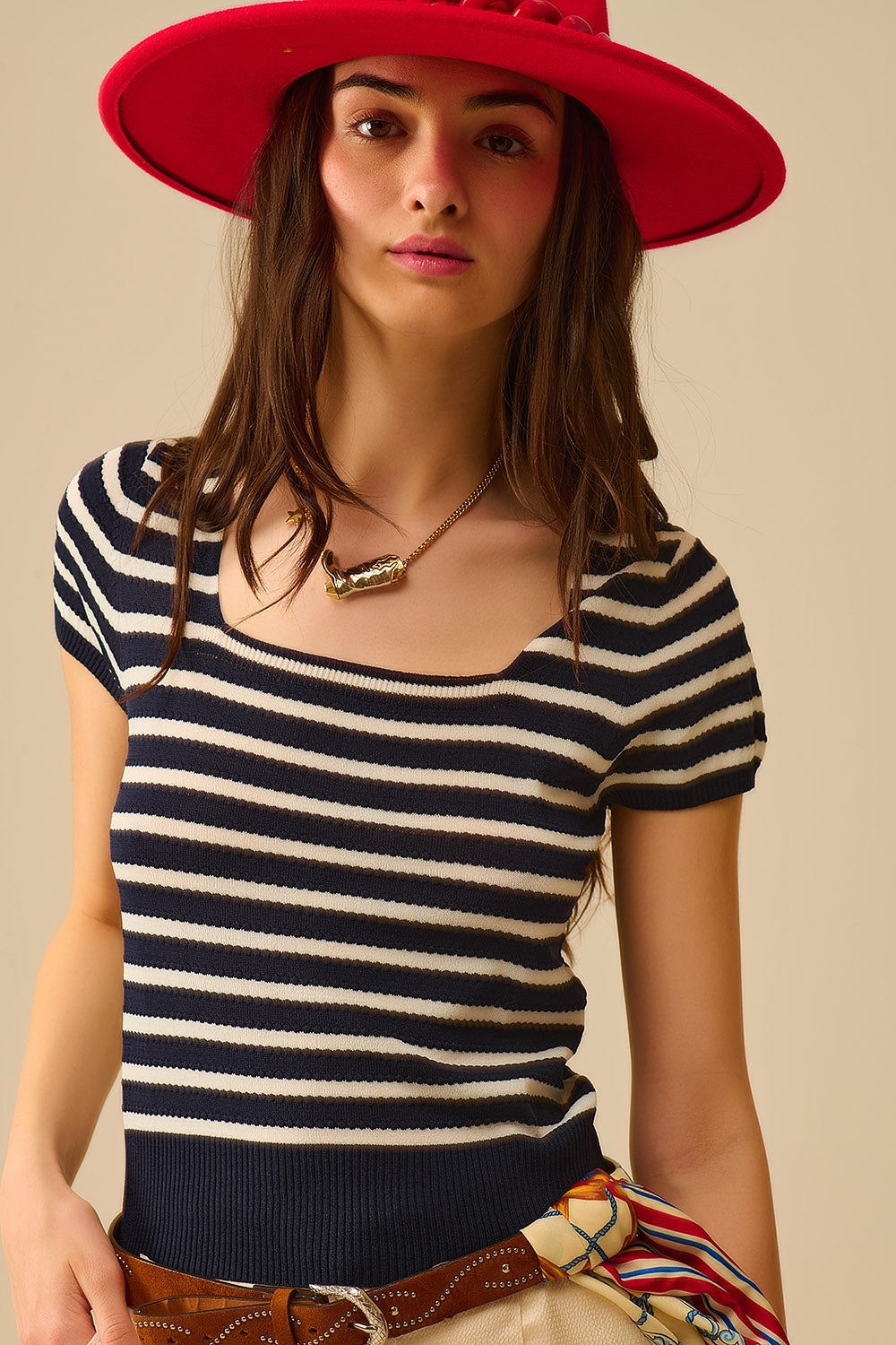 Maglione a righe con scollo quadrato in blu e bianco