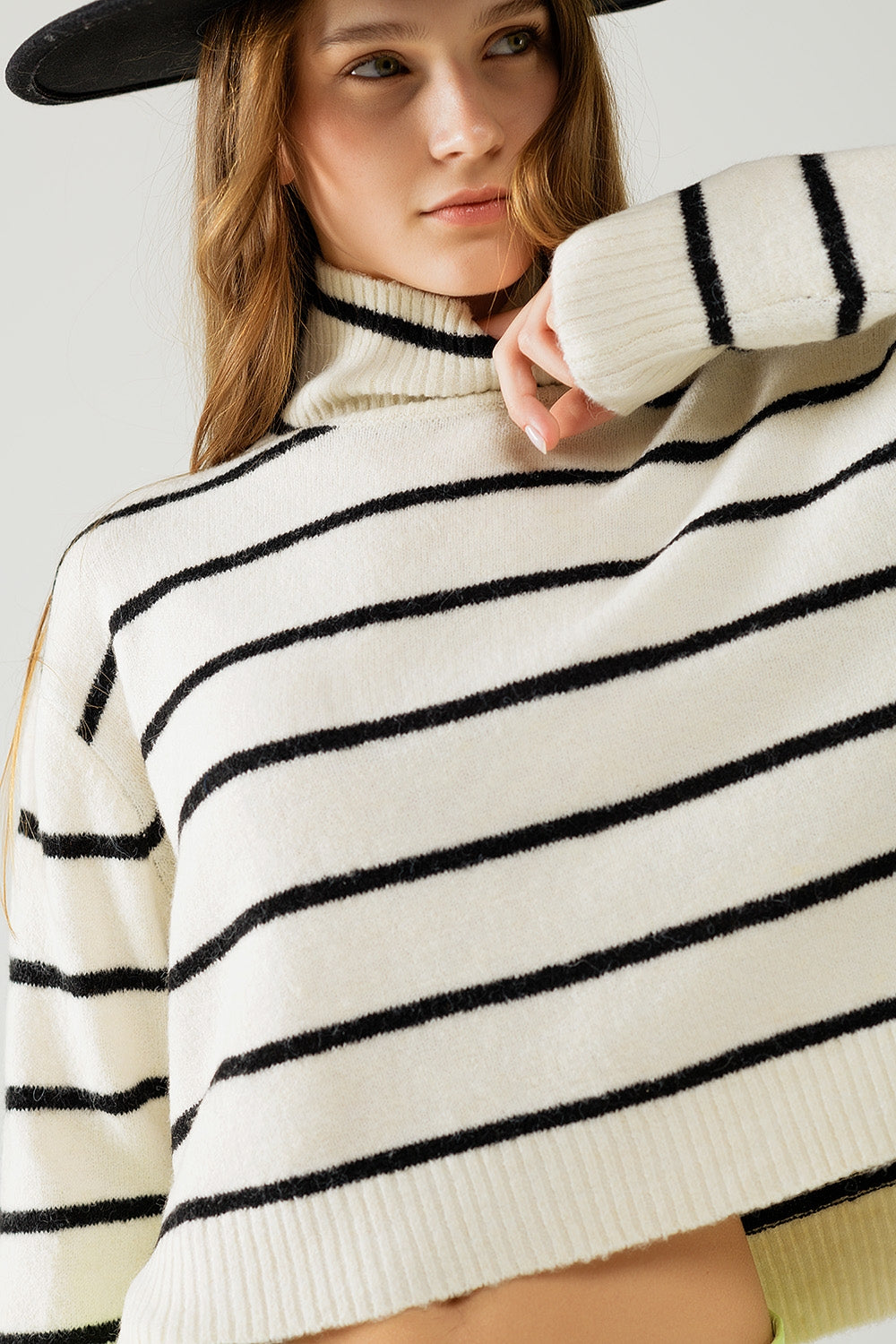 Q2 Maglione a righe crema in nero con collo alto