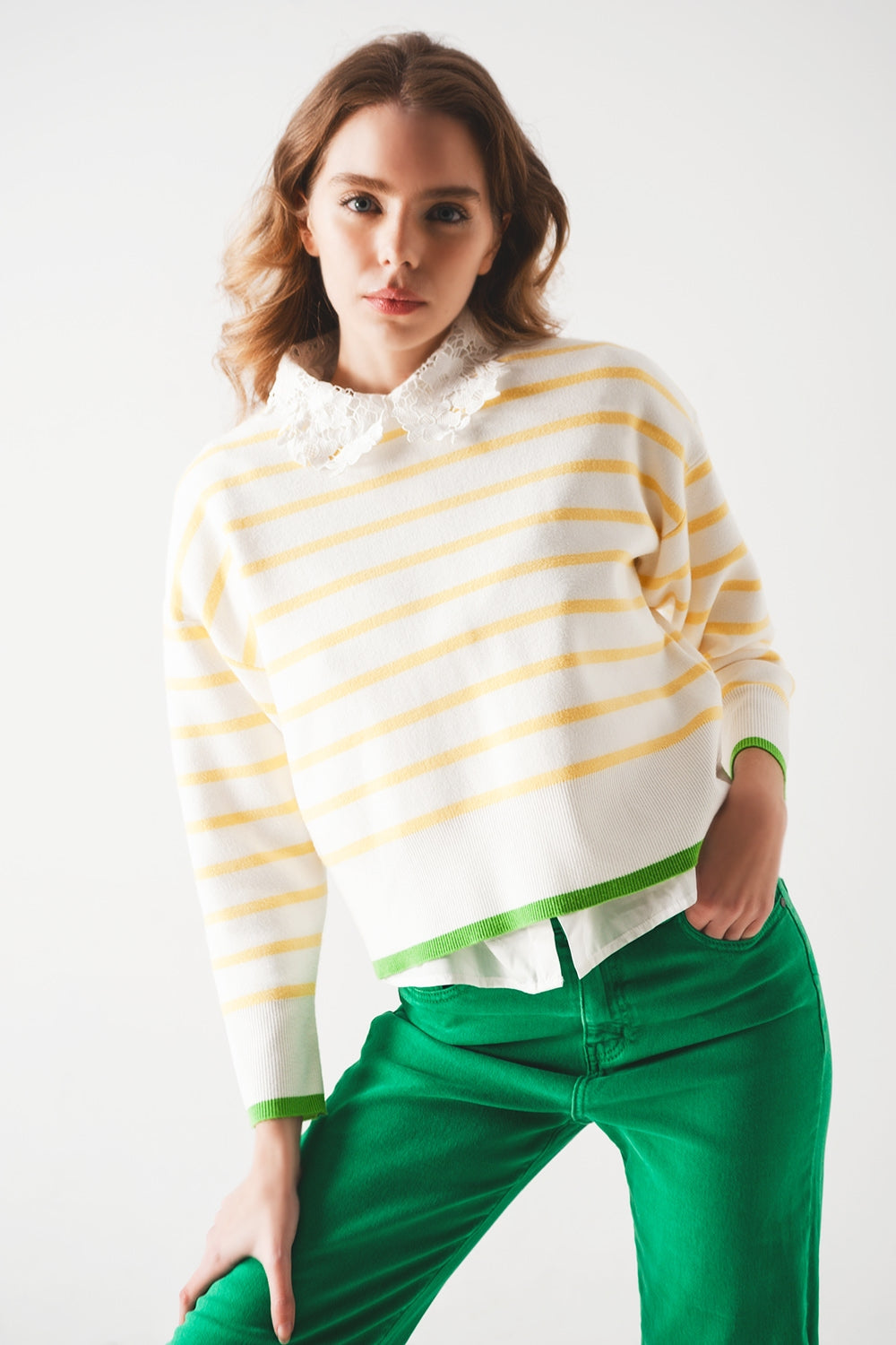 Q2 Maglione a righe in giallo e bianco