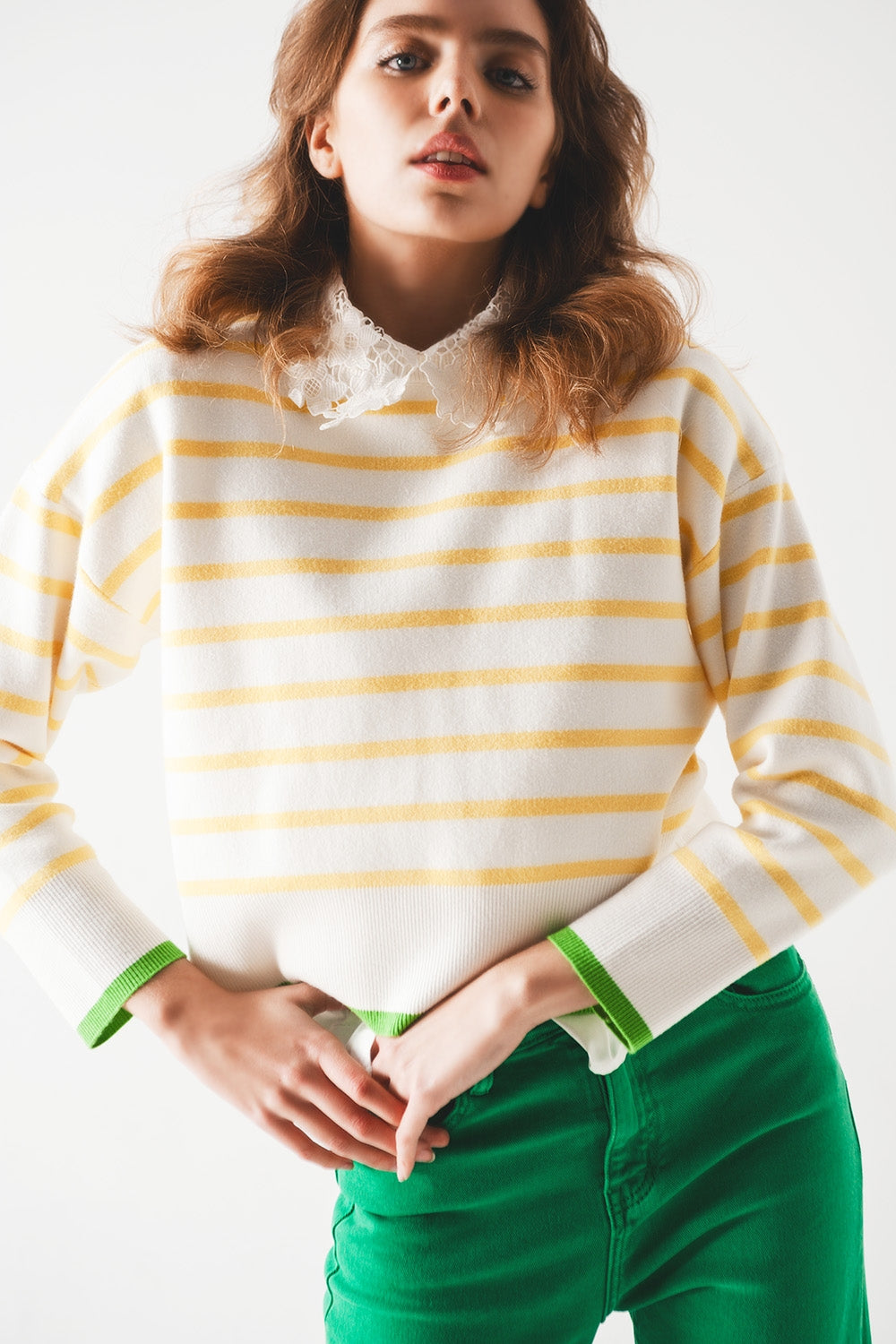 Maglione a righe in giallo e bianco