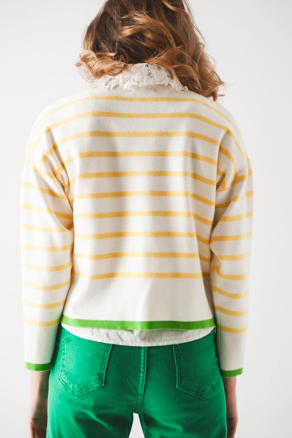 Maglione a righe in giallo e bianco