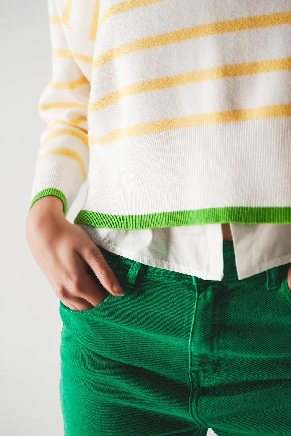 Maglione a righe in giallo e bianco