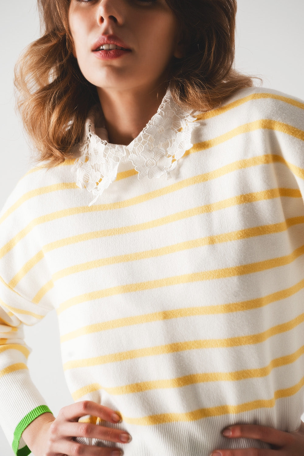 Maglione a righe in giallo e bianco