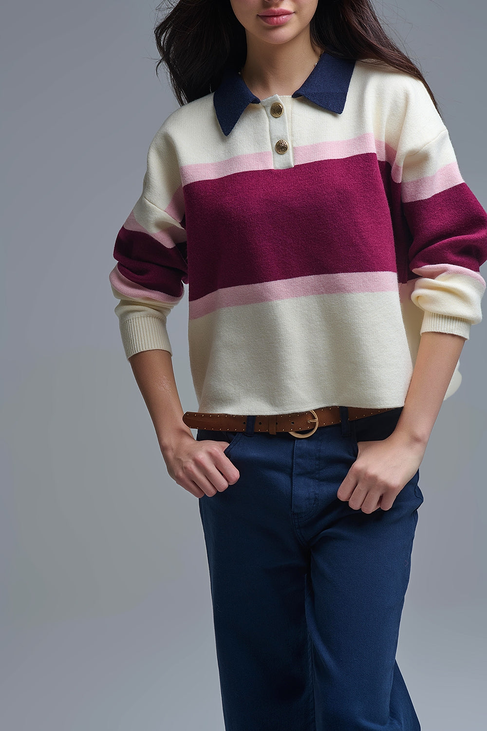Maglione a righe maroon con dettagli a bottoni