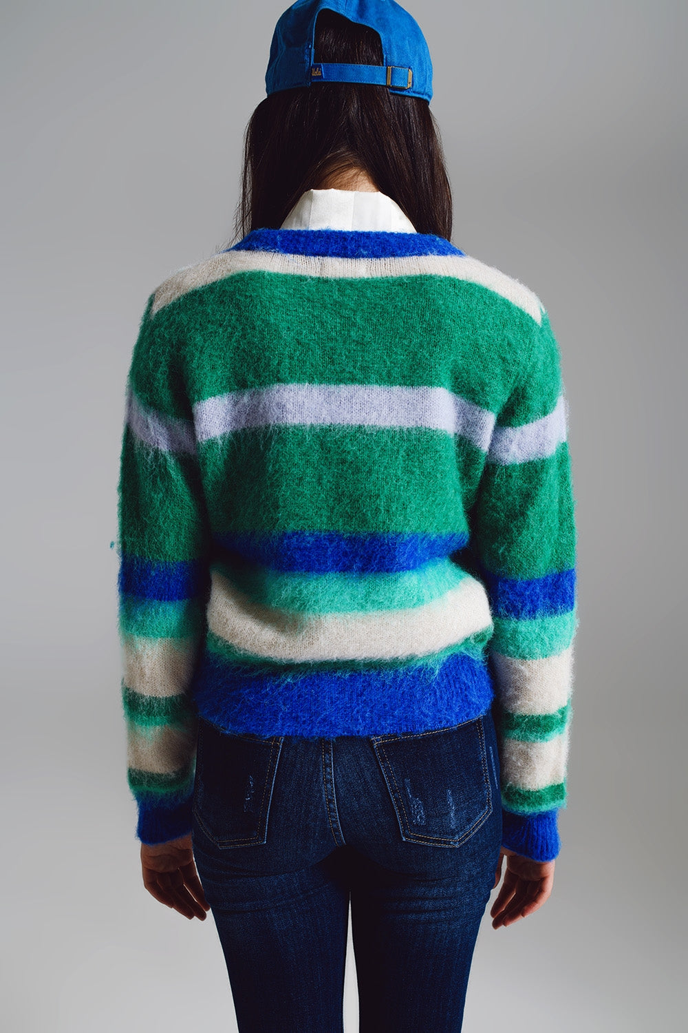 Maglione a righe morbido e soffice in tonalità di blu verde e bianco.