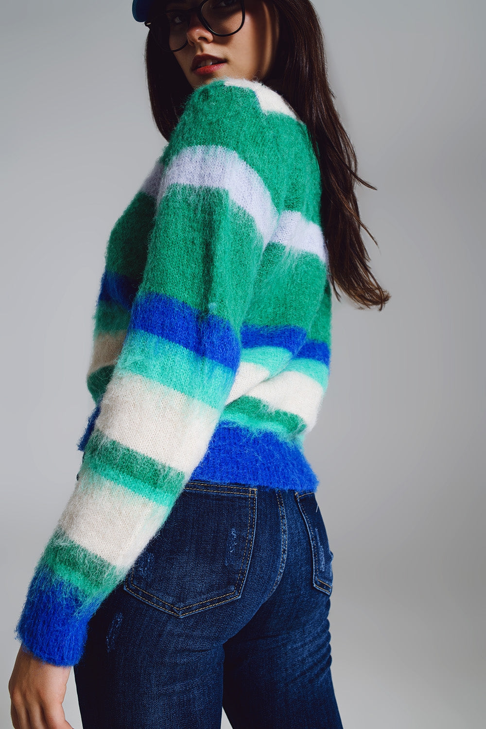 Maglione a righe morbido e soffice in tonalità di blu verde e bianco.
