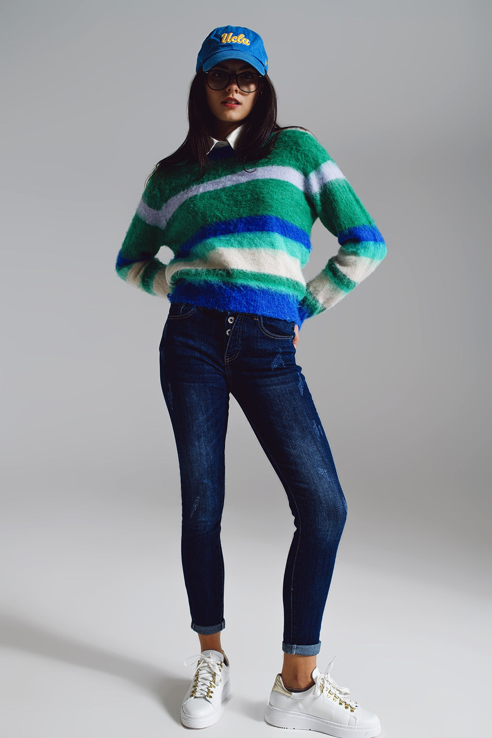 Maglione a righe morbido e soffice in tonalità di blu verde e bianco.