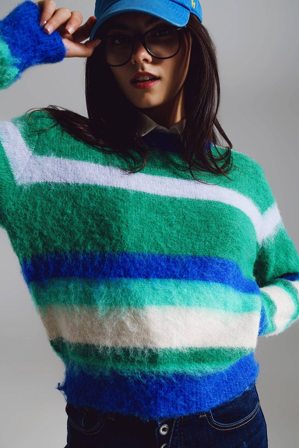 Maglione a righe morbido e soffice in tonalità di blu verde e bianco.