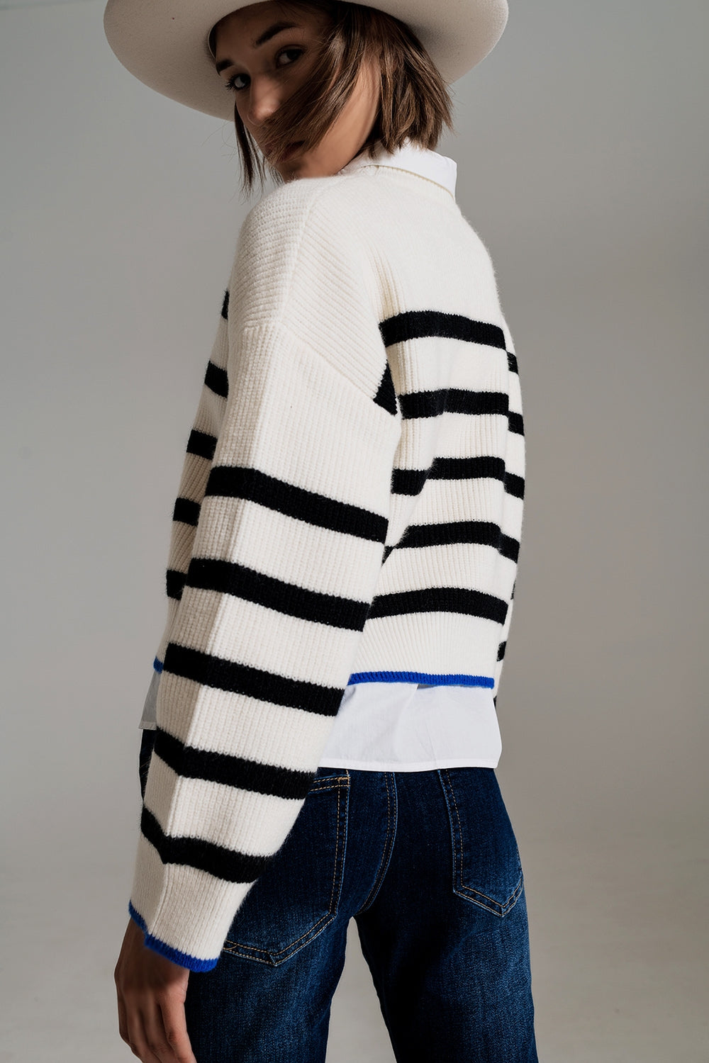 maglione a righe nero con dettaglio a righe blu sul fondo