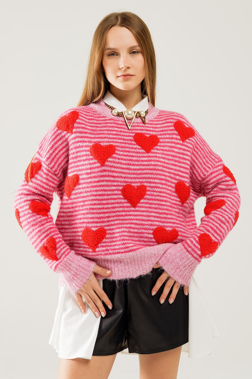 Maglione a righe rosa con cuori di colore rosso