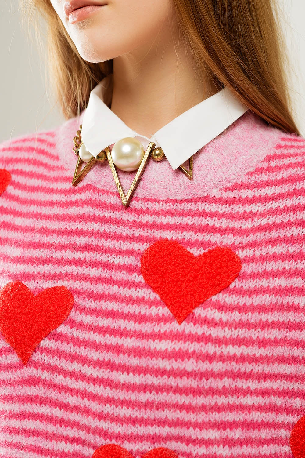 Maglione a righe rosa con cuori di colore rosso