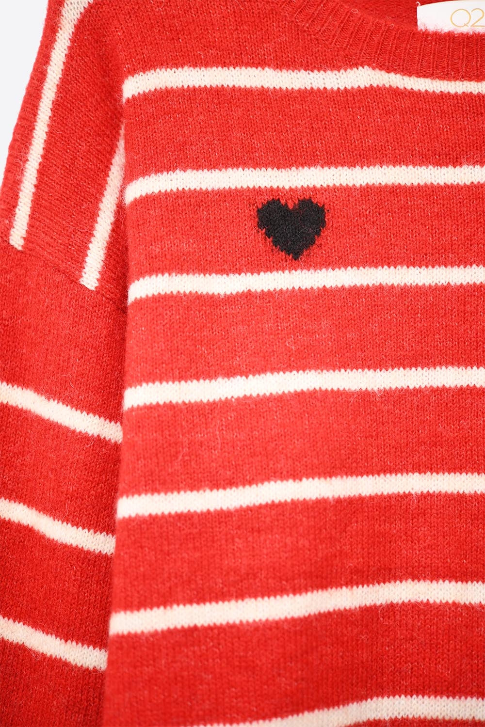 Maglione a righe rosse con dettaglio cuore rosso