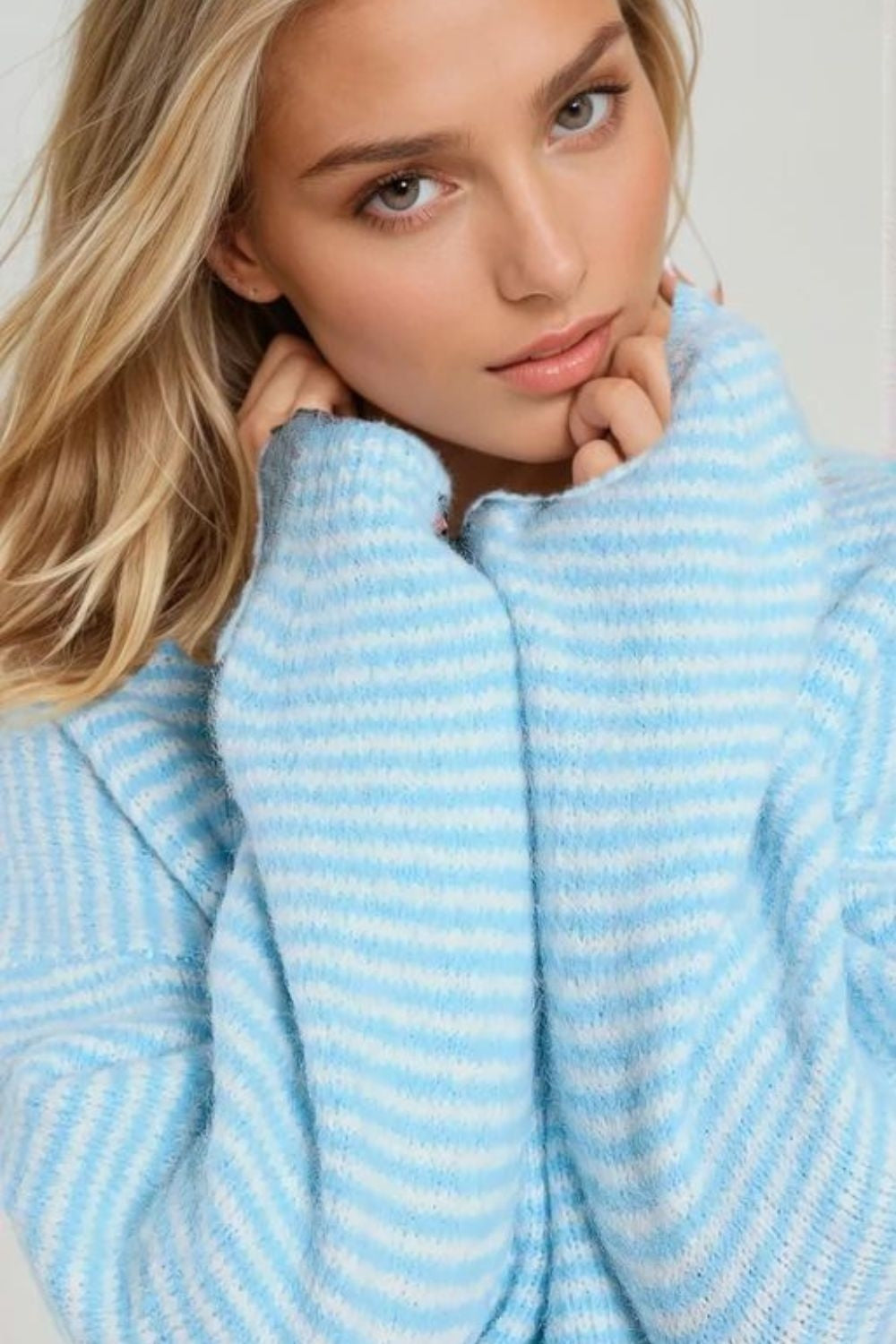 Maglione a righe soffice in azzurro
