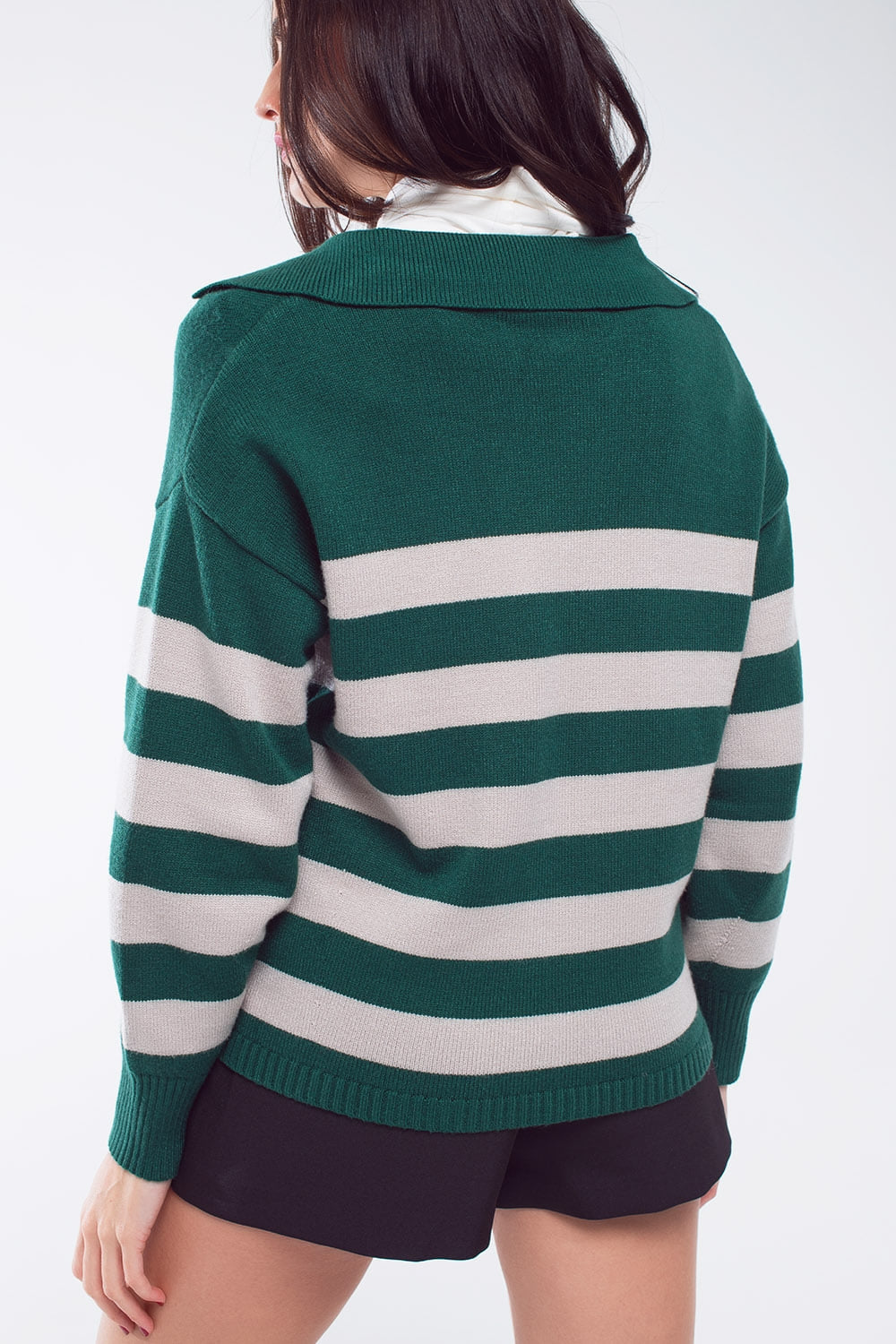 Maglione a righe verdi e bianche con scollo a V e collo a polo