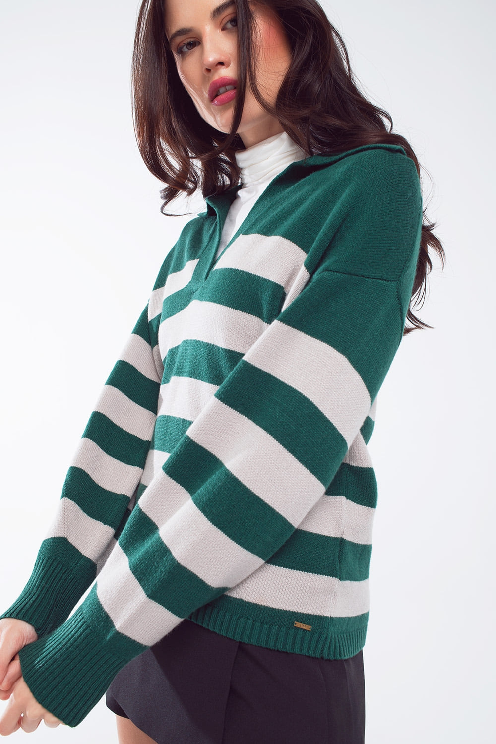 Maglione a righe verdi e bianche con scollo a V e collo a polo