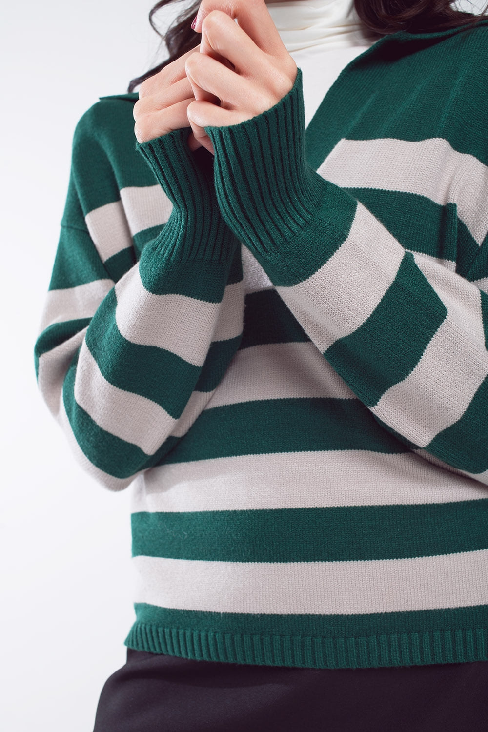 Maglione a righe verdi e bianche con scollo a V e collo a polo