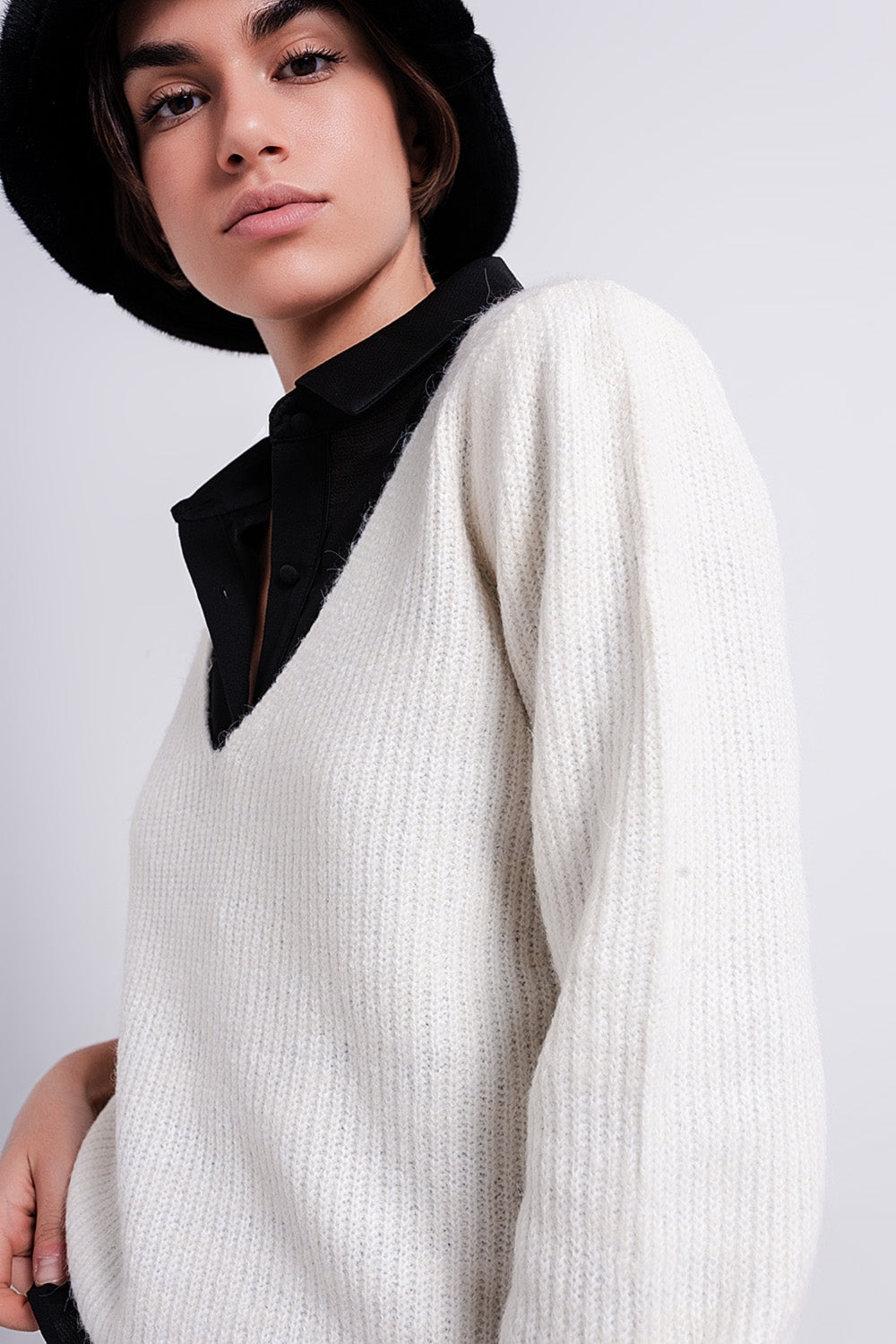 Maglione a V bianco sporco