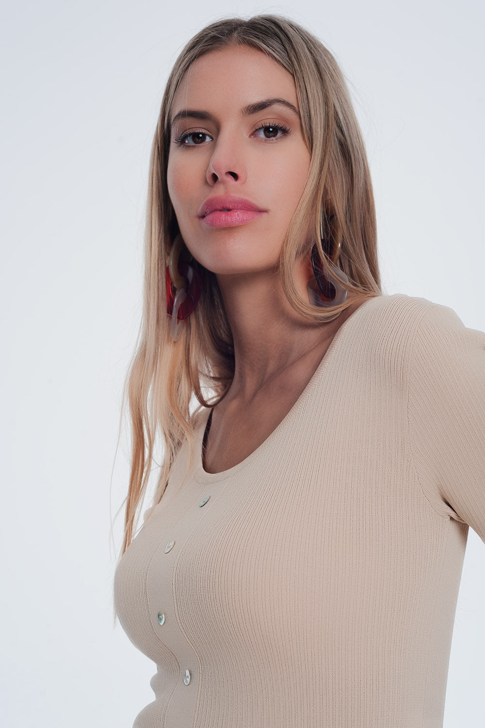 Maglione aderente a coste con bottoni in coordinato in beige