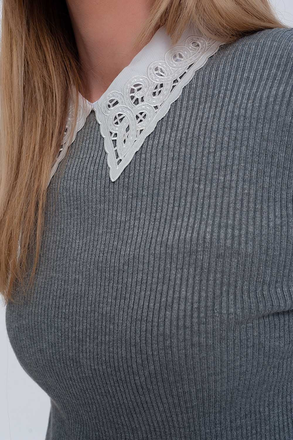 Maglione aderente a coste grigie