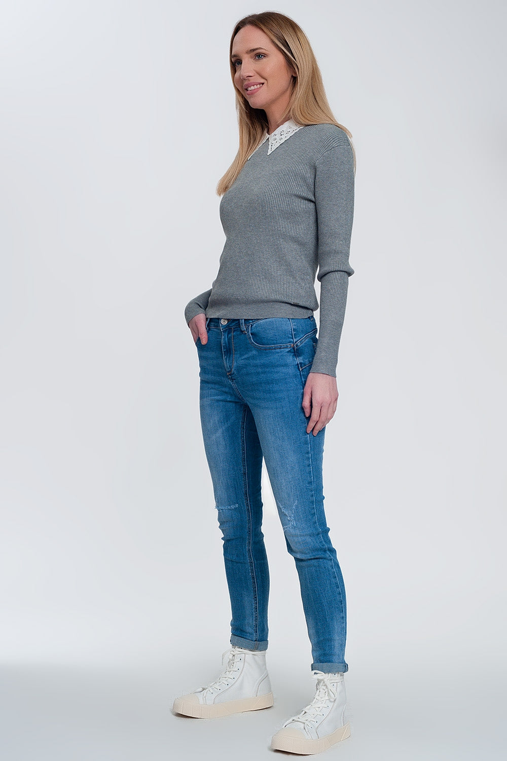 Maglione aderente a coste grigie