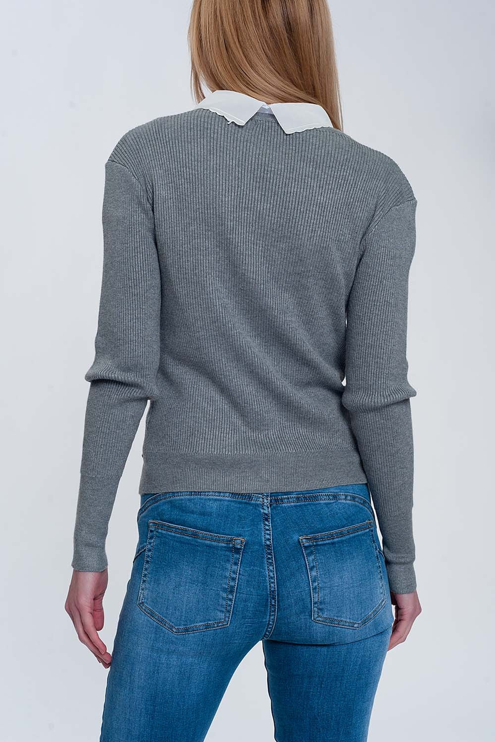Maglione aderente a coste grigie
