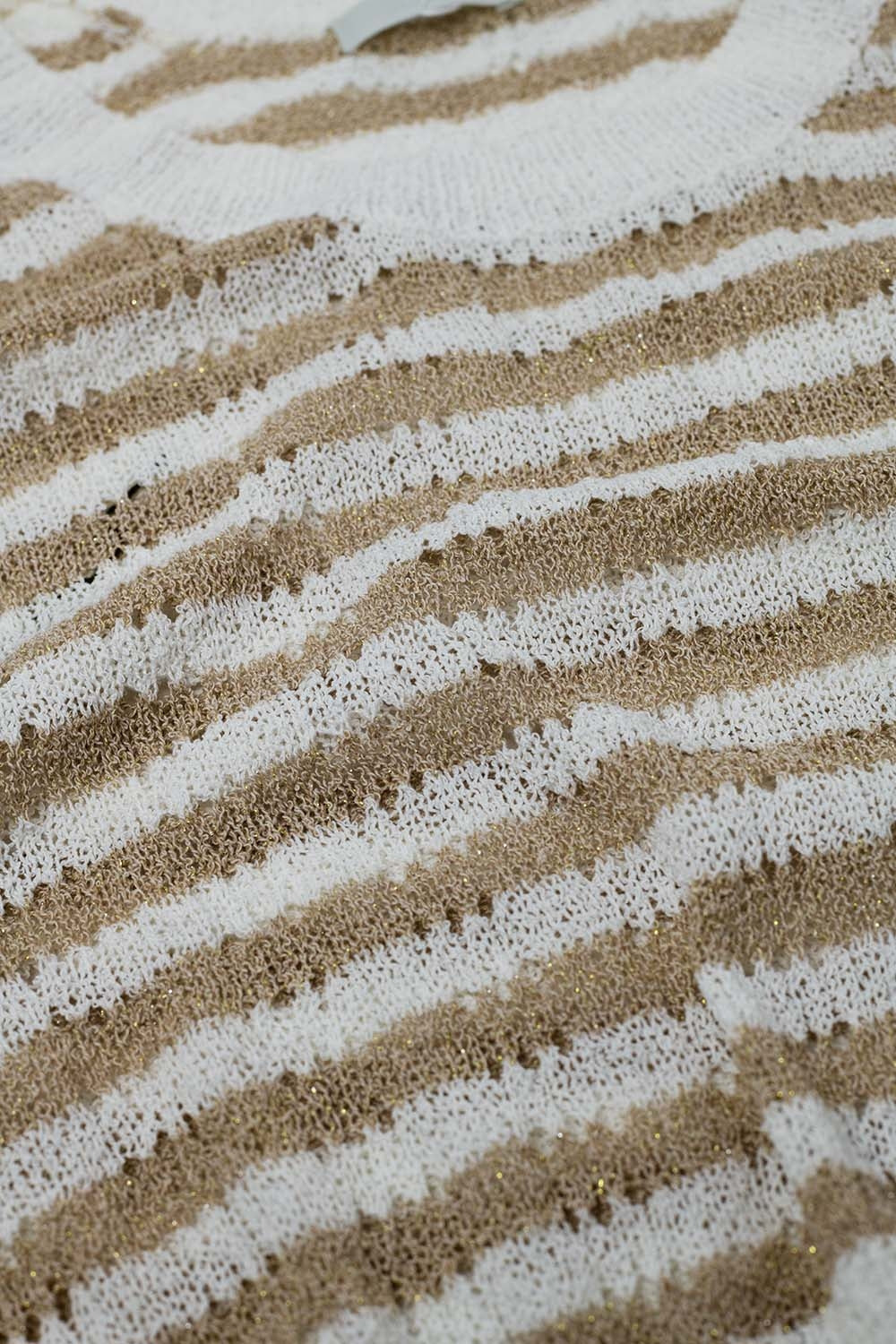 Maglione aperto a maglia cropped a righe senza maniche in marrone e bianco