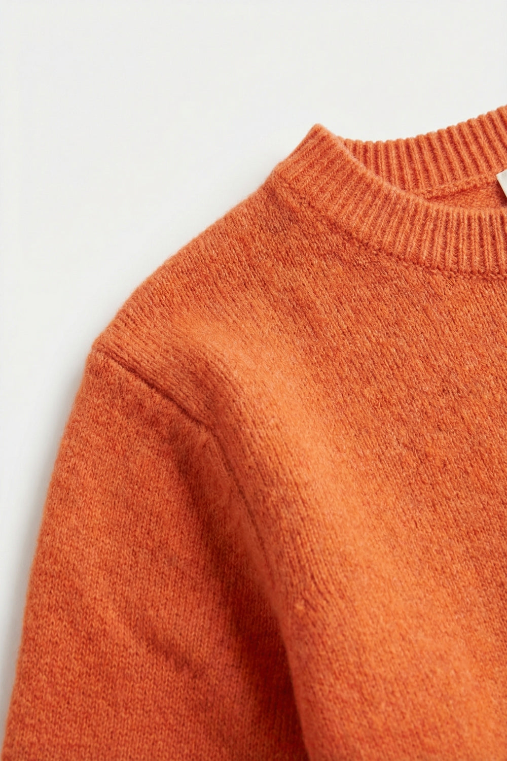 Maglione arancione in maglia morbida e soffice con maniche arricciate