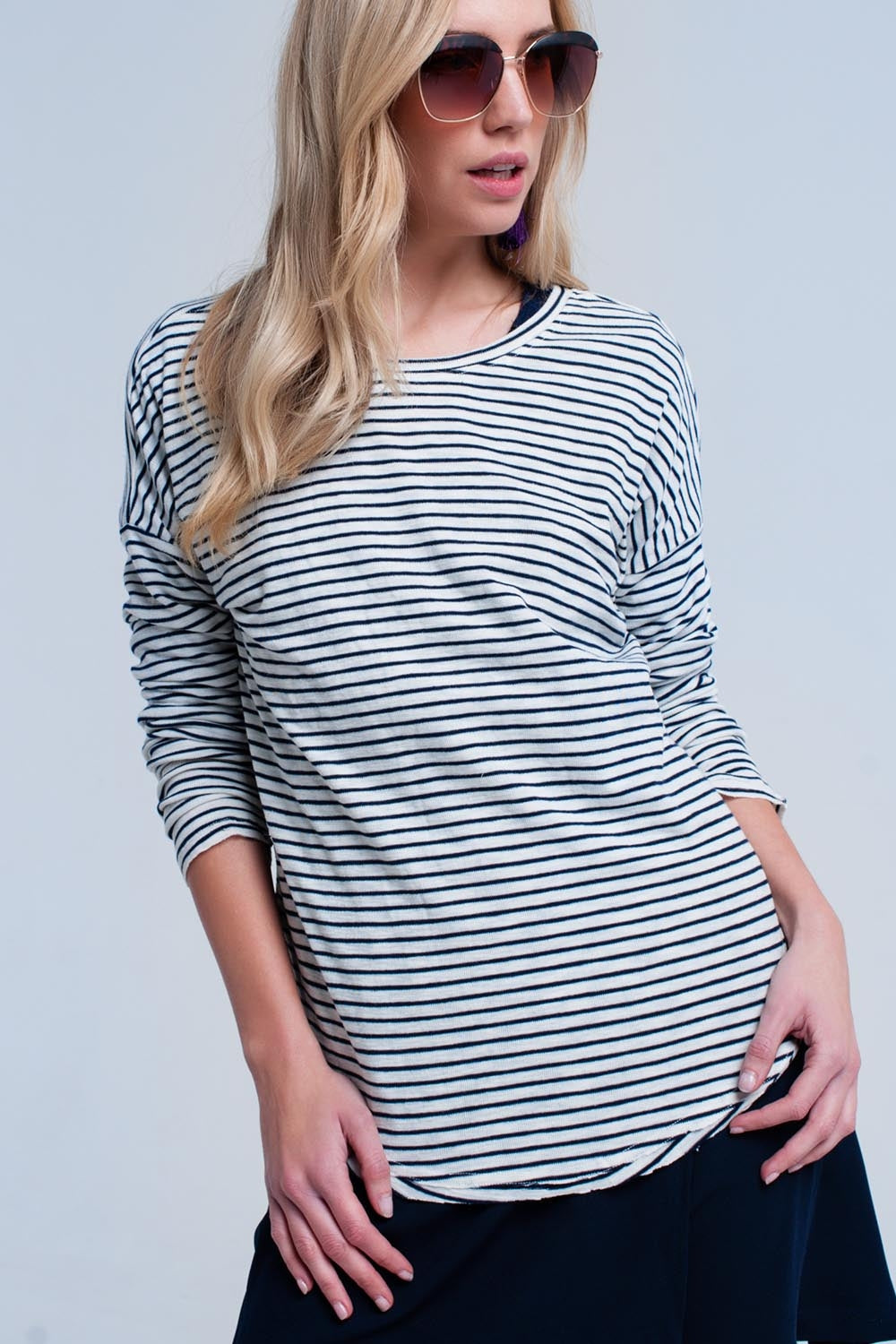 Maglione asimmetrico a righe blu