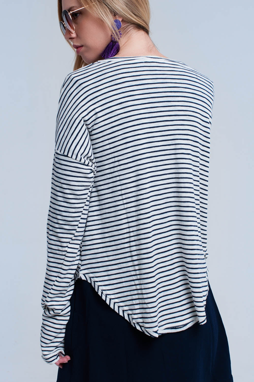 Maglione asimmetrico a righe blu