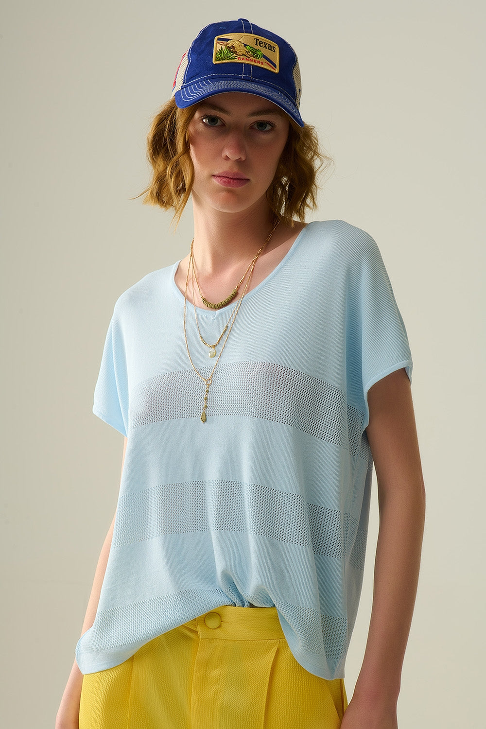 Q2 Maglione azzurro con scollo a V e dettaglio a maglia aperta
