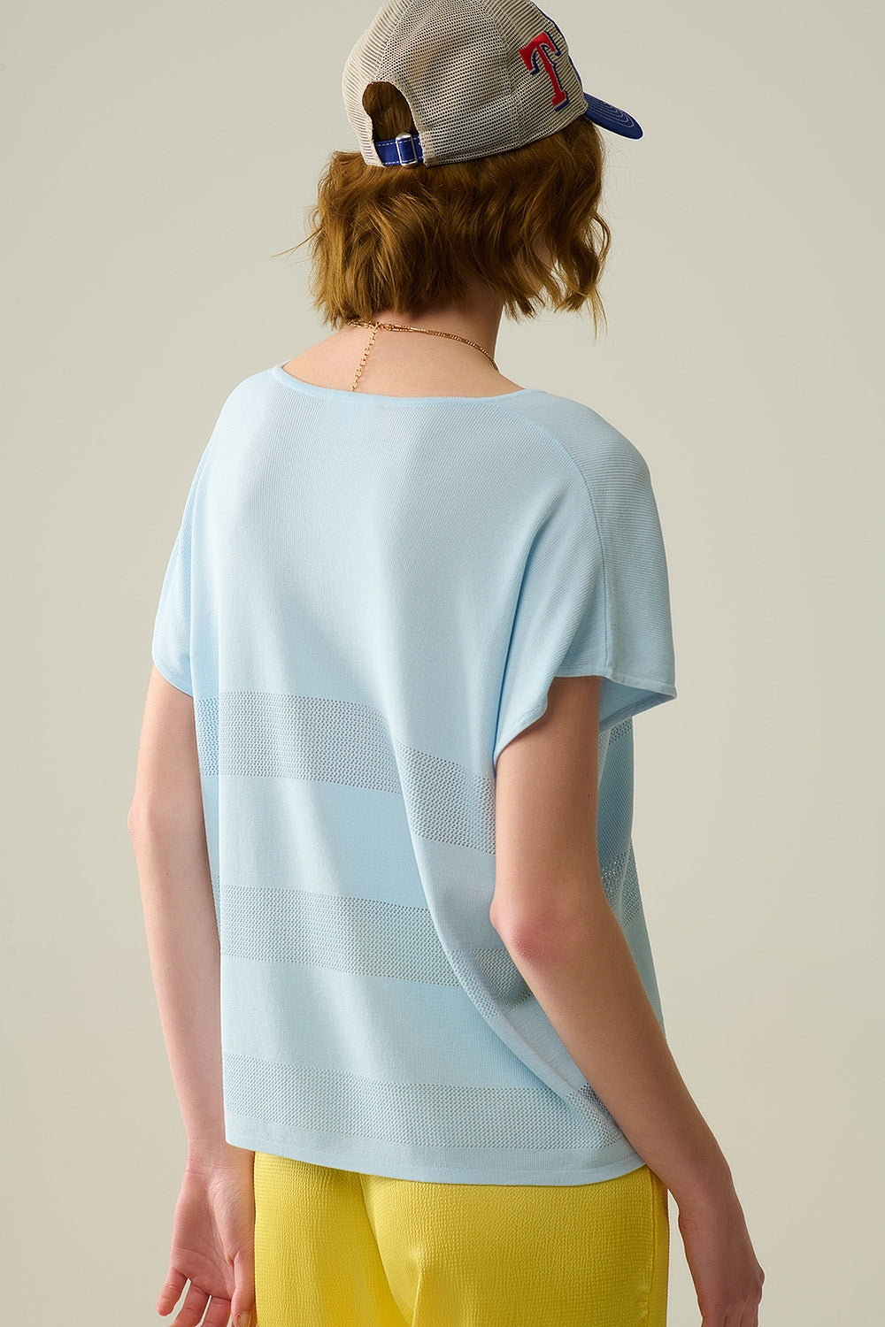 Maglione azzurro con scollo a V e dettaglio a maglia aperta
