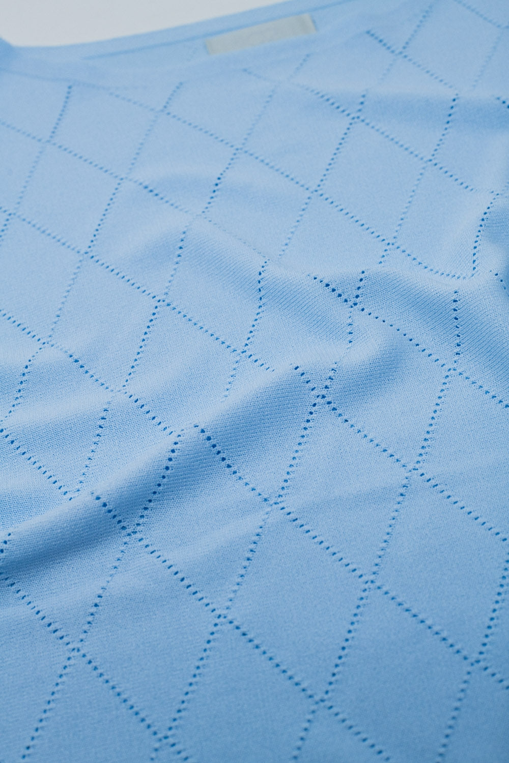 Maglione azzurro in stampa argyle con scollo a barca