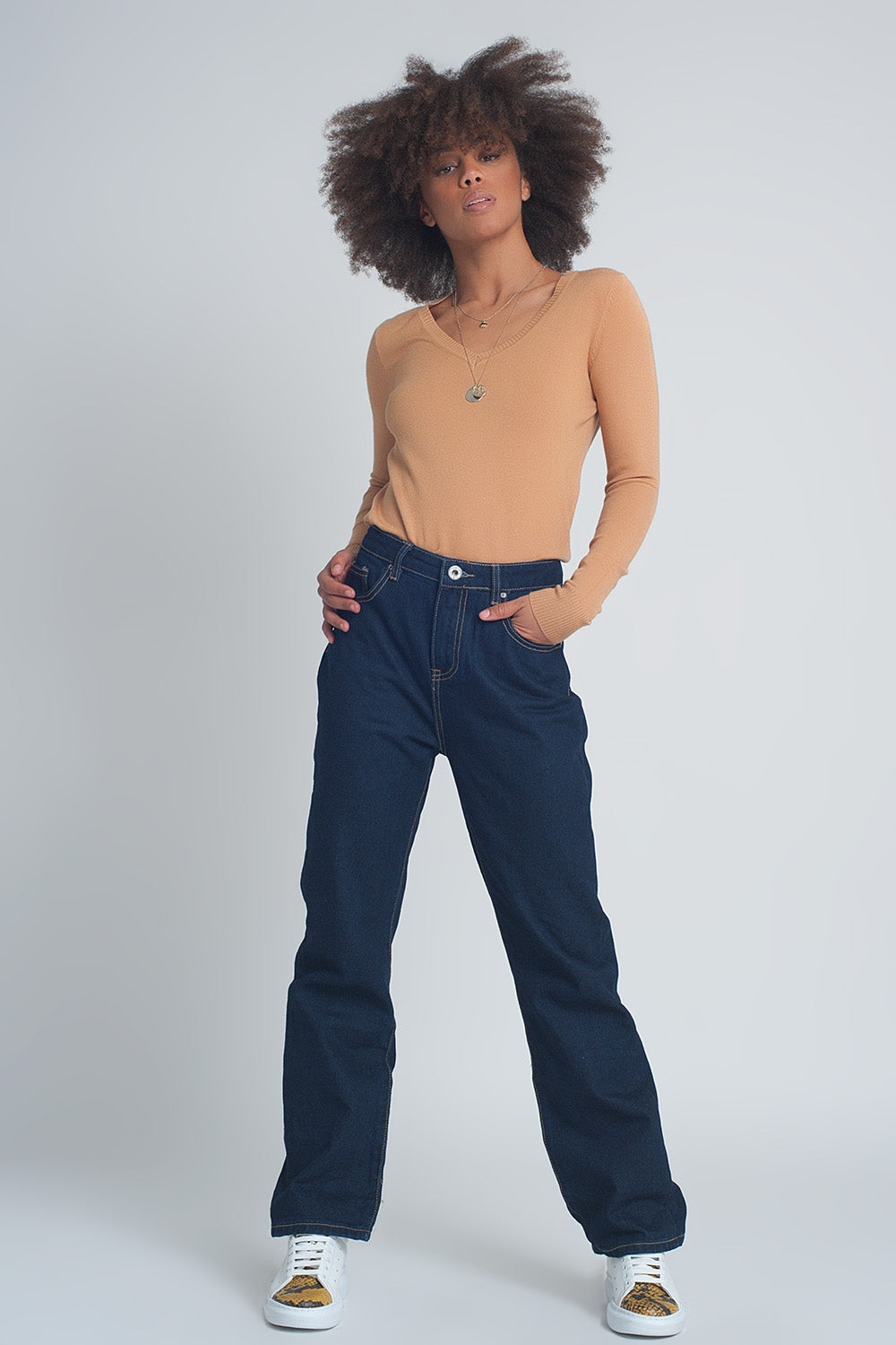 Maglione basic con scollo a V in cammello