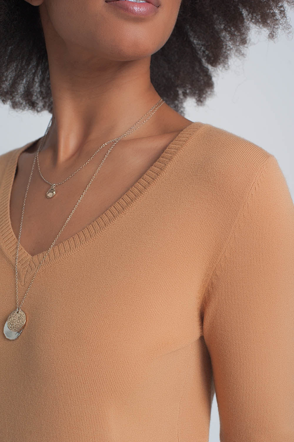 Maglione basic con scollo a V in cammello