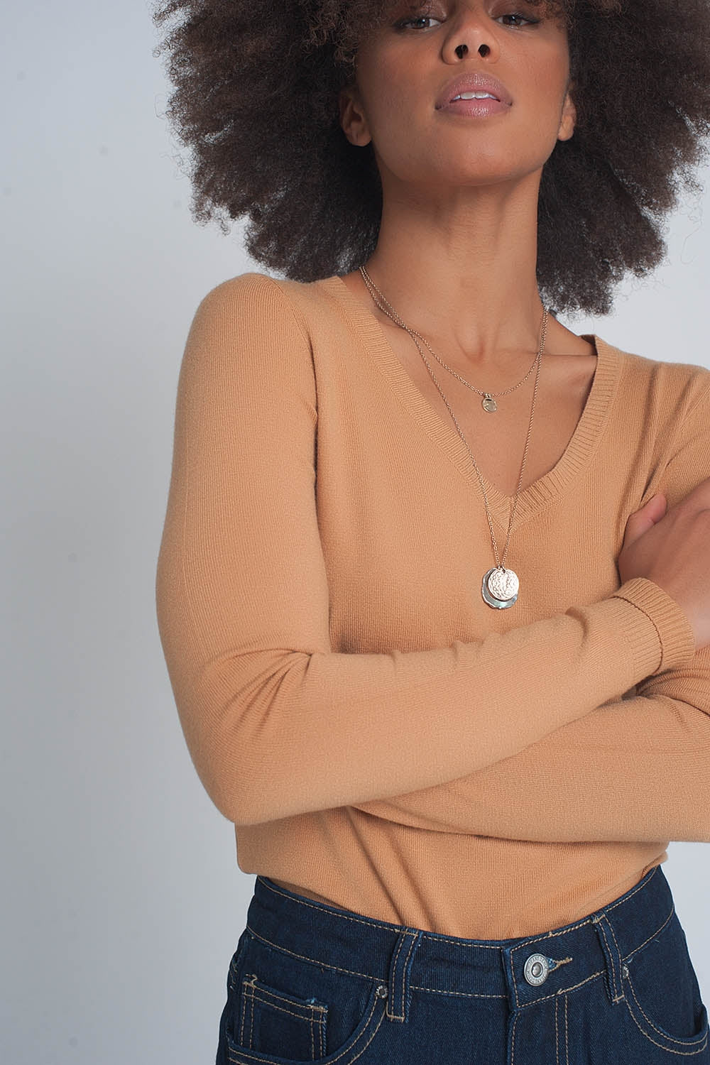 Maglione basic con scollo a V in cammello