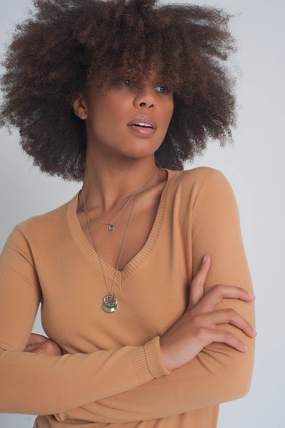 Maglione basic con scollo a V in cammello