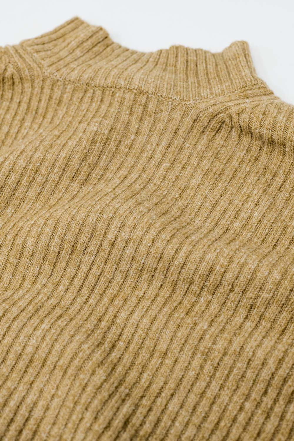 maglione beige a collo alto a coste