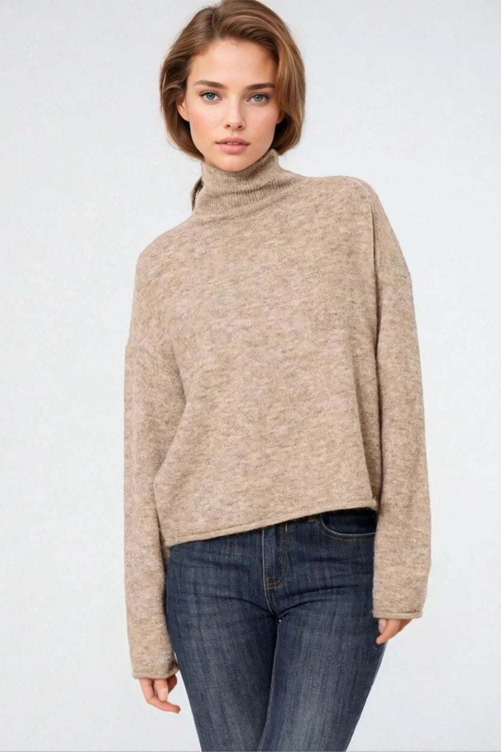 Q2 Maglione beige a collo alto e soffice dal taglio rilassato