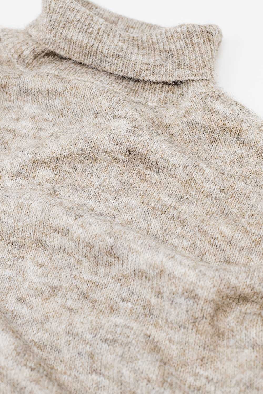 Maglione beige a collo alto e soffice dal taglio rilassato