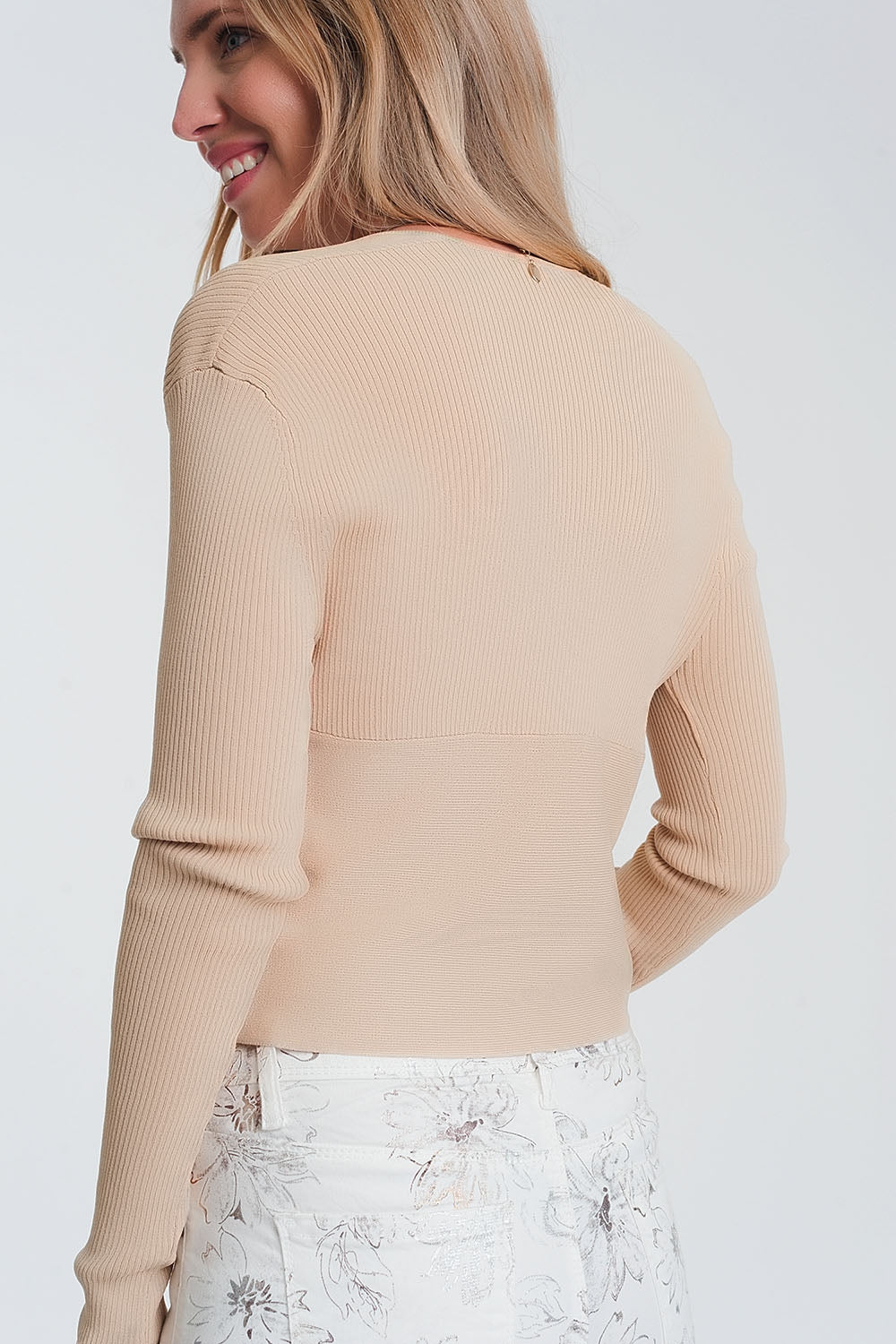 Maglione beige a coste con scollo a V